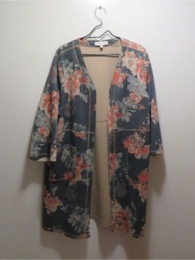 Philosophy Woman Floral kimono-style cardigan with faux suede interior. Size 2X